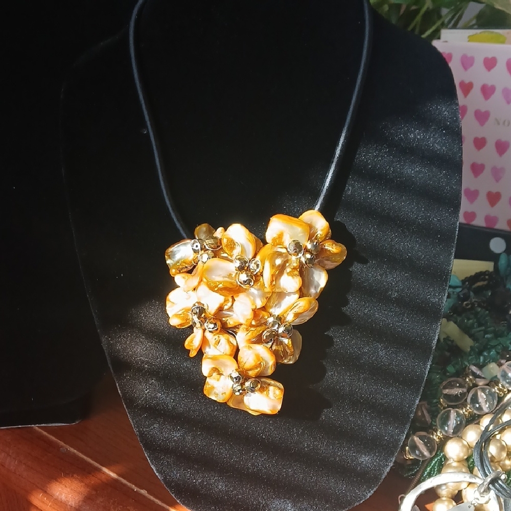 Elegant Gold Floral Necklace